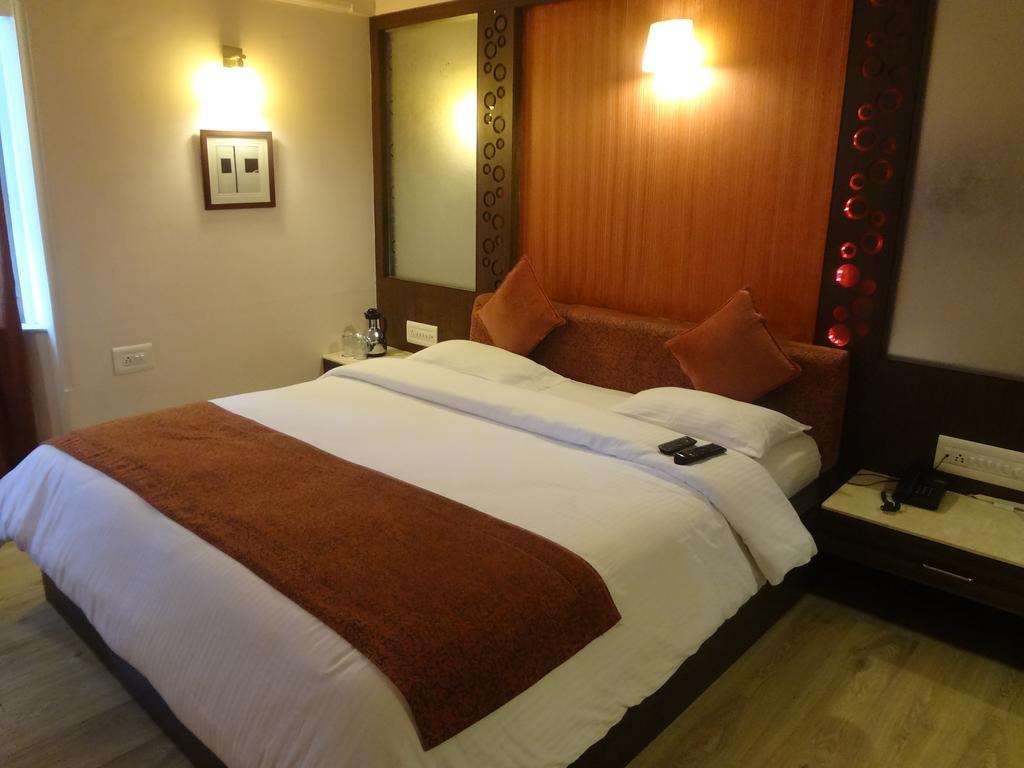 Hotel Royal Highness Ahmedabad Rum bild