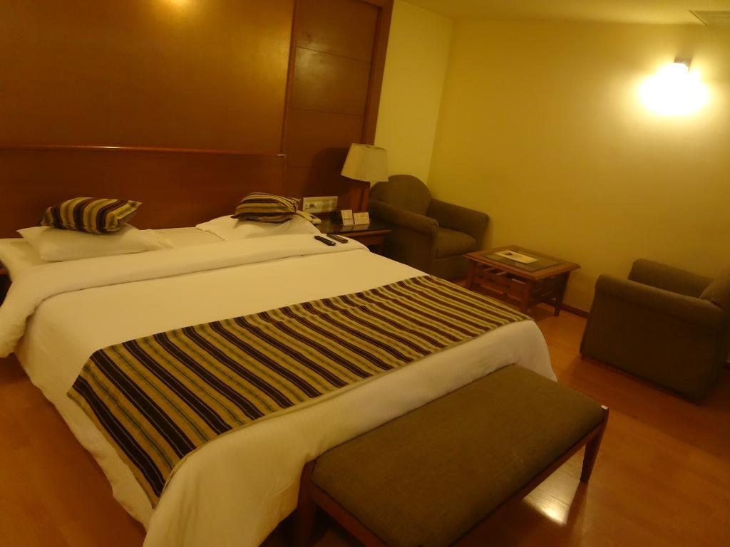 Hotel Royal Highness Ahmedabad Rum bild