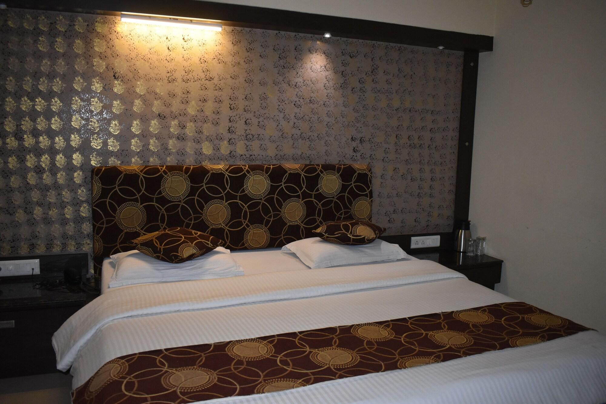 Hotel Royal Highness Ahmedabad Exteriör bild
