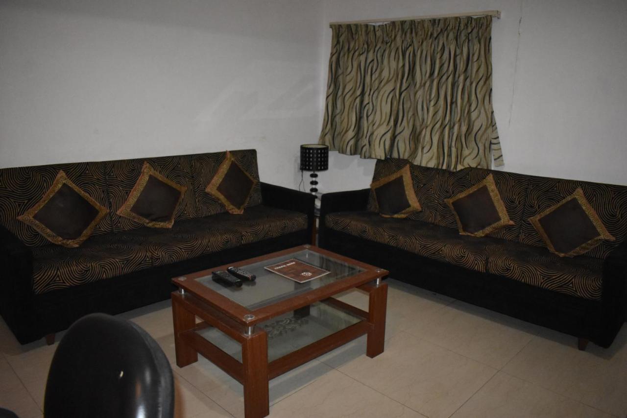 Hotel Royal Highness Ahmedabad Exteriör bild